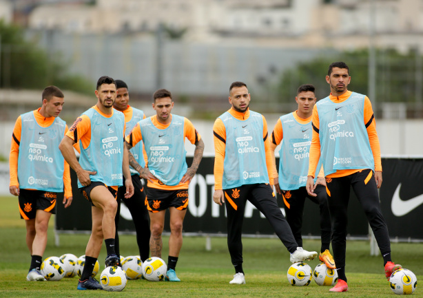 Jogadores trabalharam no gramado do CT nesta ter�a-feira