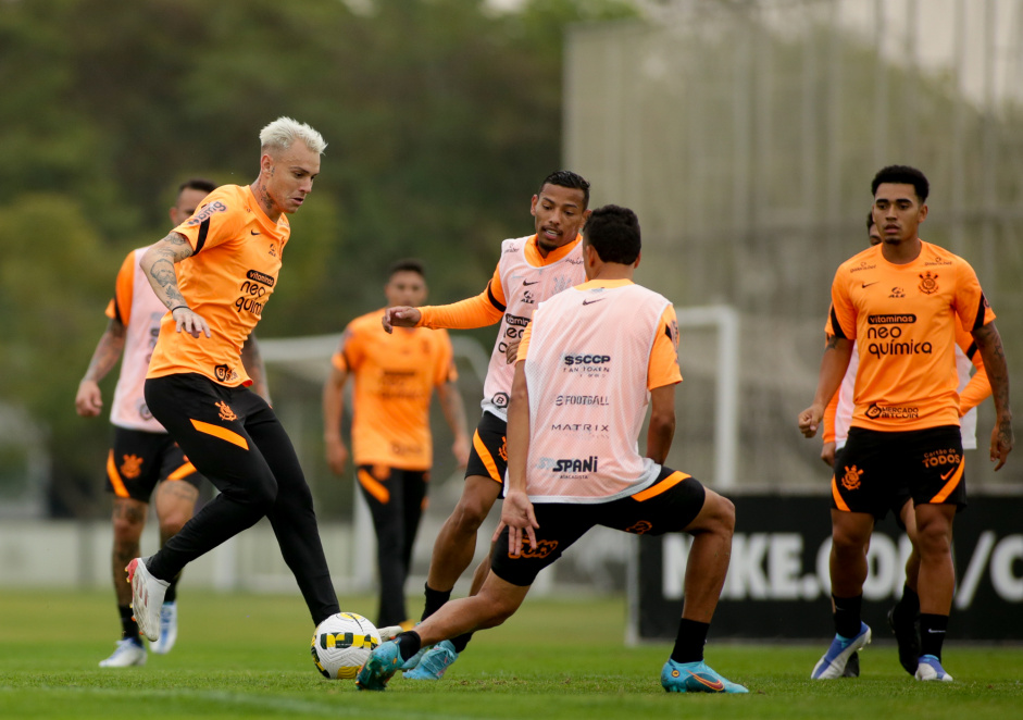 Elenco do Corinthians teve mais um dia de treino de olho no jogo contra o Atltico-GO