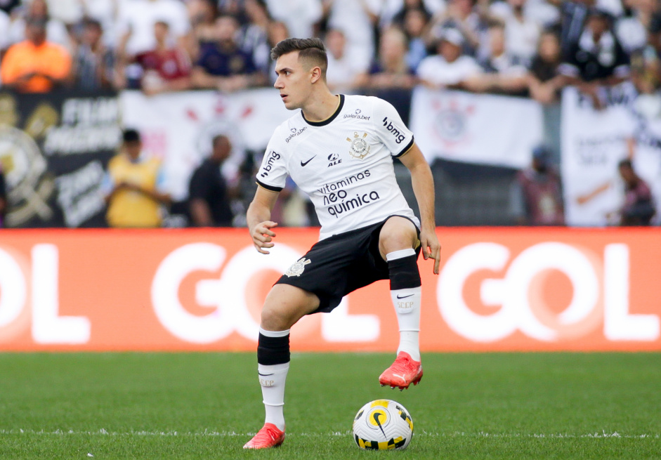 Lucas Piton é o jogador do Corinthians com melhor aproveitamento em desarmes no Brasileirão 2022