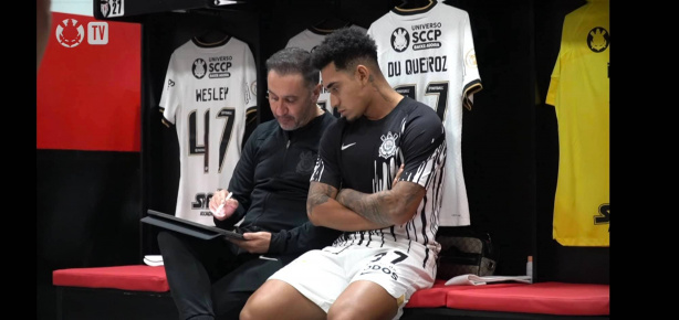 Vítor Pereira conversa com Du Queiroz antes da vitória sobre o Atlético-GO