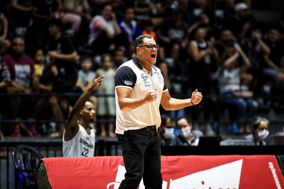 Tcnico Lo Figueir foi o primeiro a garantir presena no Corinthians Basquete na prxima temporada