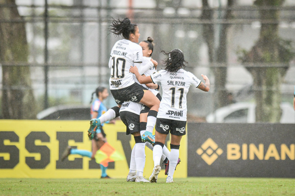 Corinthians venceu o Flamengo aos 45 minutos do segundo tempo; Adriana e Grazi foram as autoras dos gols