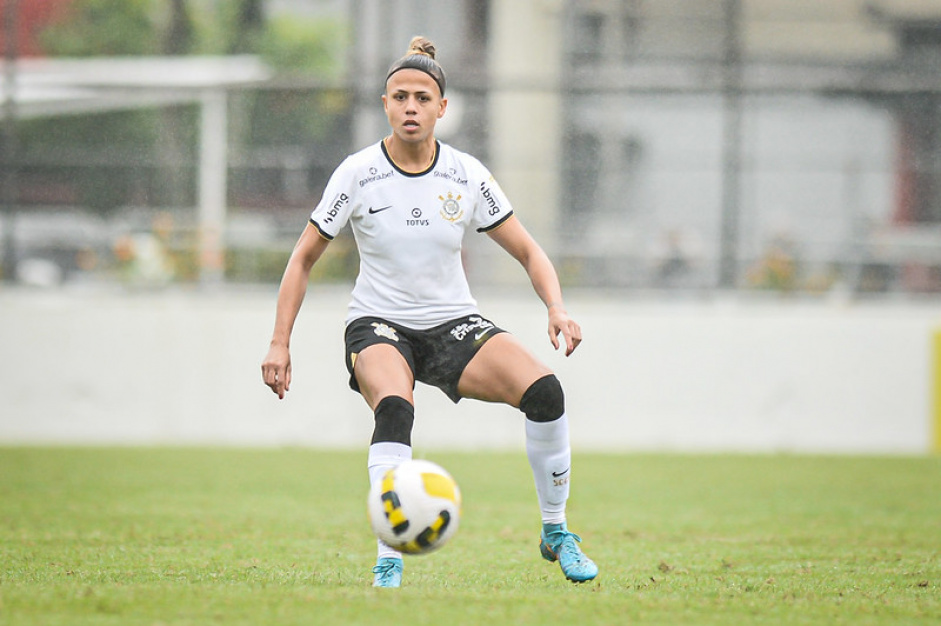 Giovanna Campiolo foi titular na vitória do Corinthians Feminino contra o Flamengo