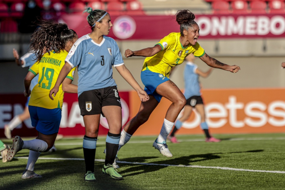 Meia Ana Carolina é convocada para a Seleção Brasileira Sub-17