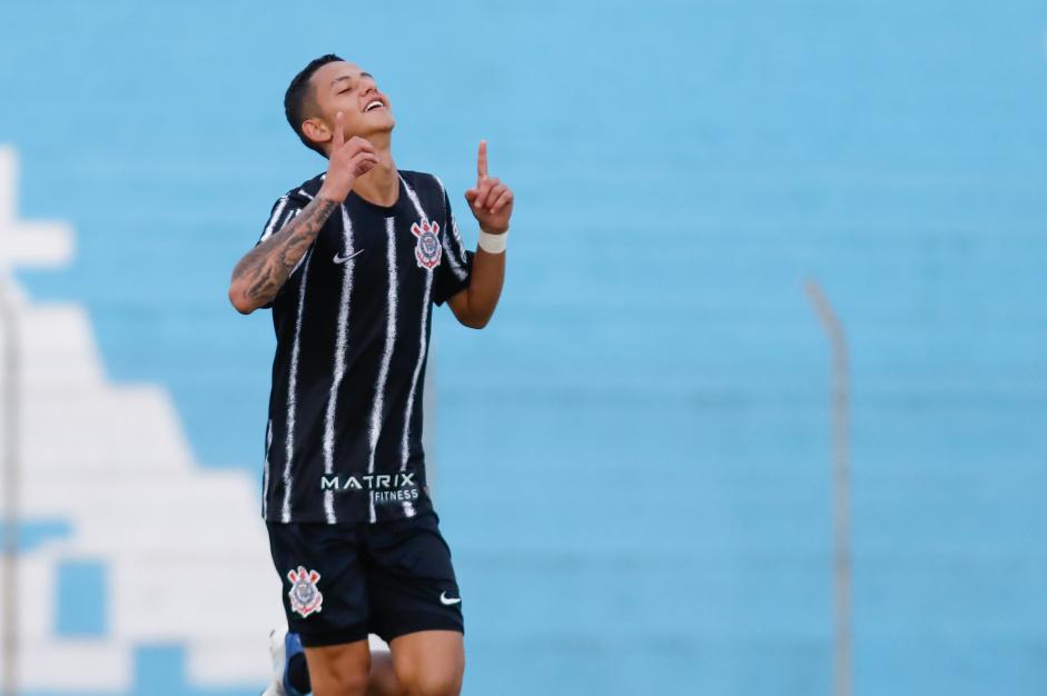 Corinthians marcou duas vezes no segundo tempo e venceu o Ecus