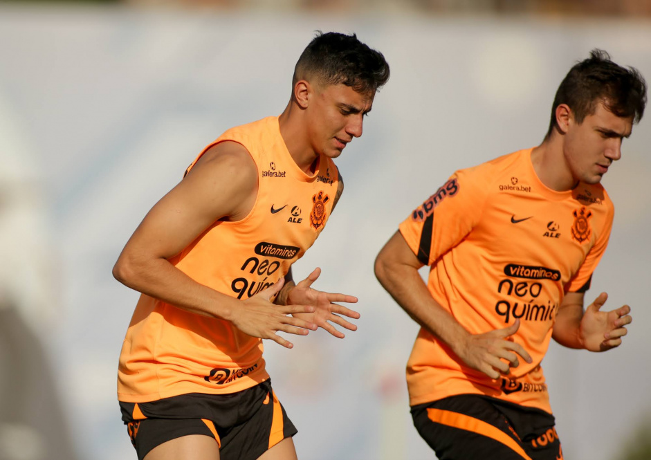 No Brasileiro 2022, Gustavo Mantuan e Lucas Piton so, respectivamente, lderes de gols e assistncias entre os jogadores formados na base do Corinthians