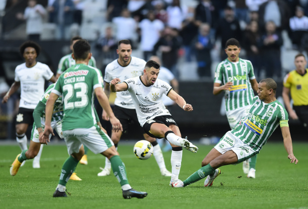 Willian, Renato Augusto e Giuliano em campo contra o Juventude; R�ger Guedes completou o quarteto do Corinthians