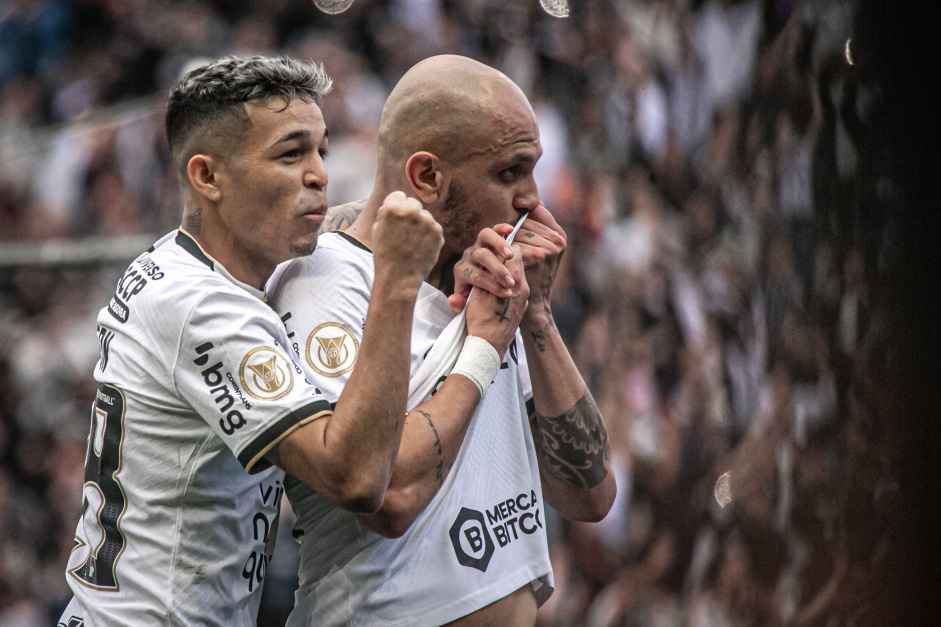 Corinthians marcou com Fbio Santos em Itaquera