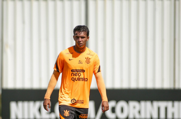 Giovane segue com futuro indefinido no Corinthians, que tenta negociar sua compra definitiva