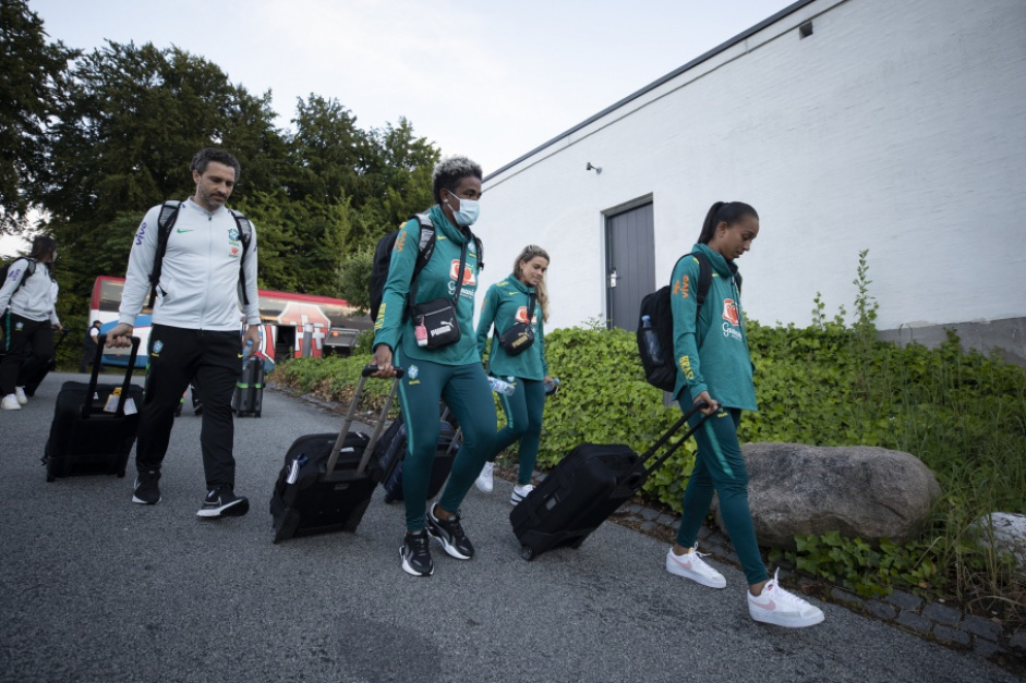 Tamires e Adriana chegam na Dinamarca para amistosos com a Seleo Brasileira; em julho, Brasil disputa a Copa Amrica Feminina na Colmbia