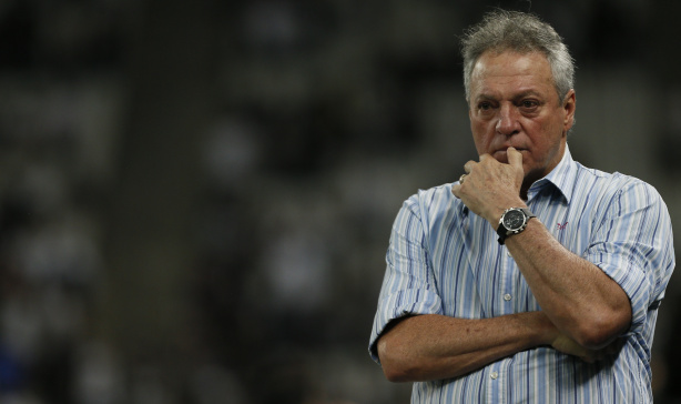 Abel Braga no comando do Cruzeiro em partida contra o Corinthians, na Neo Qu�mica Arena