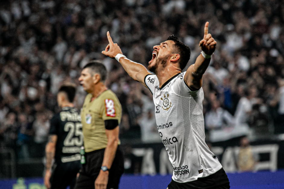 Giuliano marcou dois dos quatro gols do Corinthians na vitória contra o Santos pela Copa do Brasil