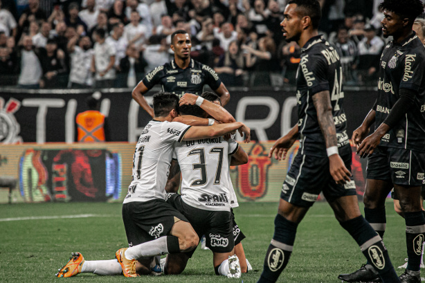 Corinthians goleou o Santos no que foi a primeira vitória em clássicos com Vítor Pereira