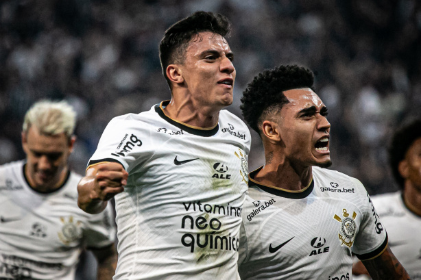 Gustavo Mantuan e Du Queiroz foram dois dos 12 jogadores formados na base do Corinthians a entrar em campo nesta quarta-feira
