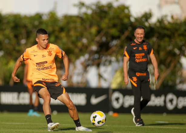 V�tor Pereira oferece bastante espa�o aos jogadores da base