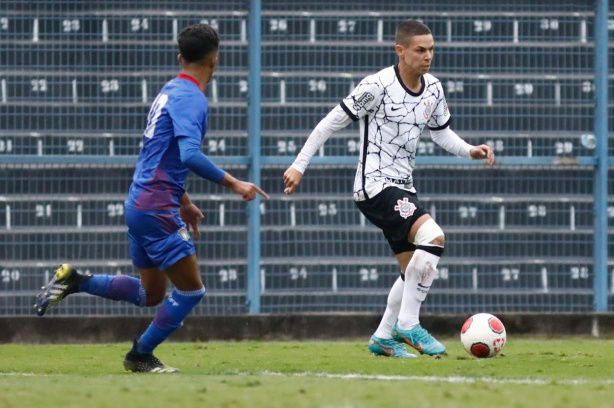 Corinthians acerta renovação de jovem atacante que integra o