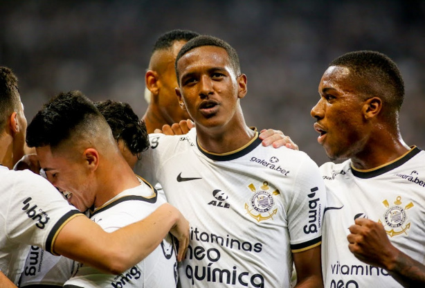 Robert Renan recebeu elogios de Vítor Pereira após o jogo