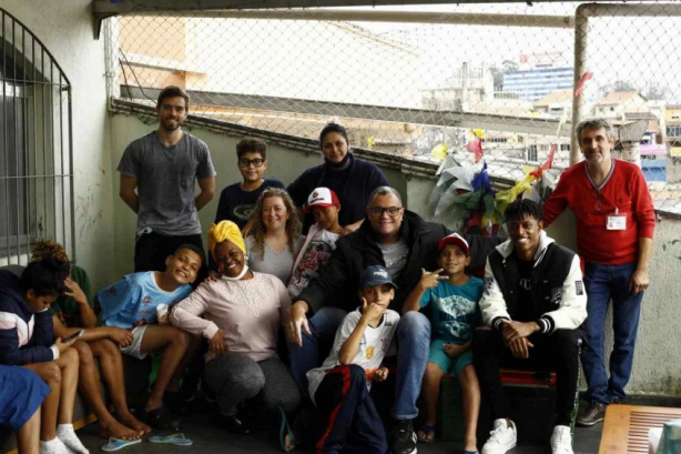 Robsom Bambu e Leo Figueir� participaram de a��o social no �ltimo domingo