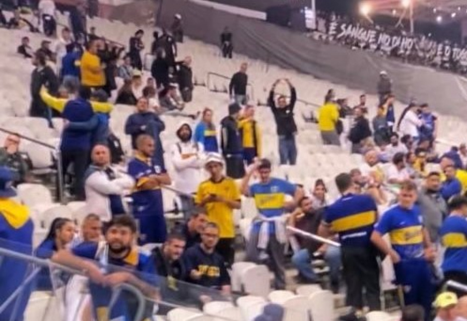 Torcedor do Boca, ao centro, imita um macaco em direção a torcedores do Corinthians