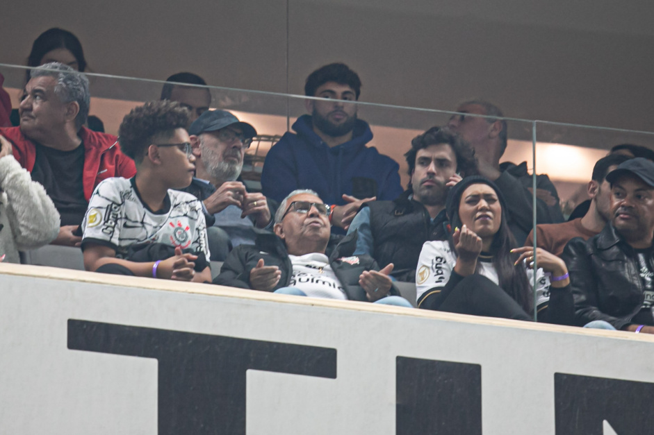 Yuri Alberto (de casaco azul, ao centro) assistindo  partida entre Corinthians e Boca Juniors