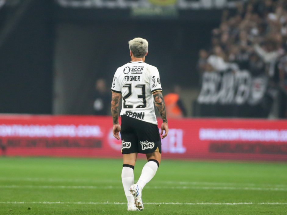 Corinthians ainda divulgar o diagnstico, mas o problema muscular sofrido por Fagner no confronto de ida deve tir-lo da deciso no incio da semana