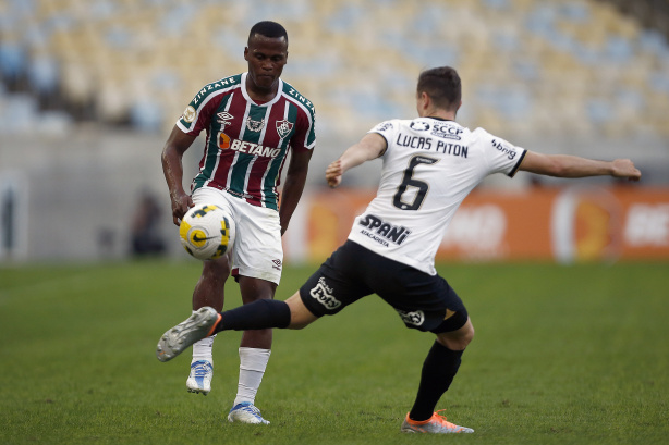 Corinthians surpreende e goleia Fluminense – Agora Laguna