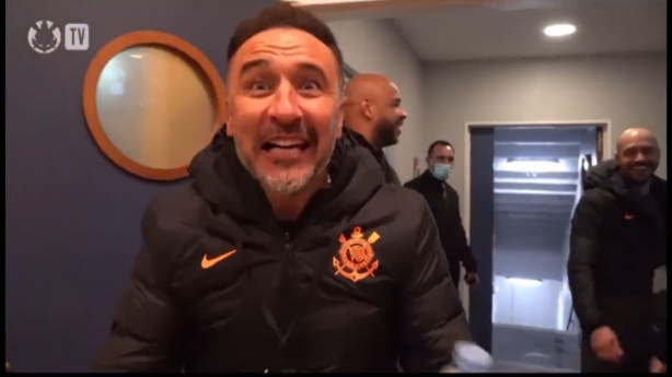 V�tor Pereira comemorou muito a classifica��o do Corinthians