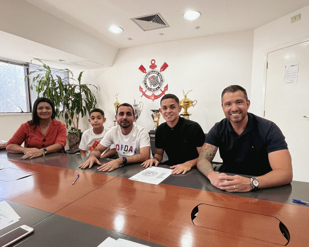 Bahia comemorou a assinatura nas redes sociais