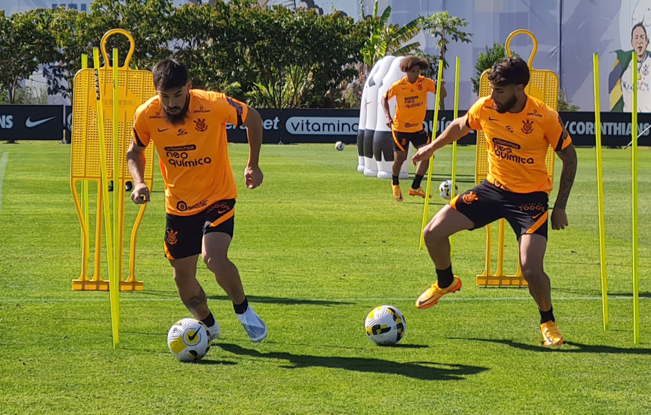 Bruno Mndez, Guilherme Biro e Yuri Alberto em treino do Corinthians nesta segunda-feira