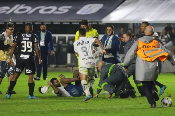 Marcos Leonardo, do Santos, tentou evitar a agress�o em C�ssio