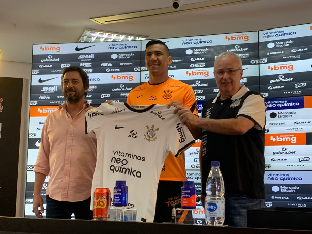 Balbuena se apresentou oficialmente nesta terça-feira