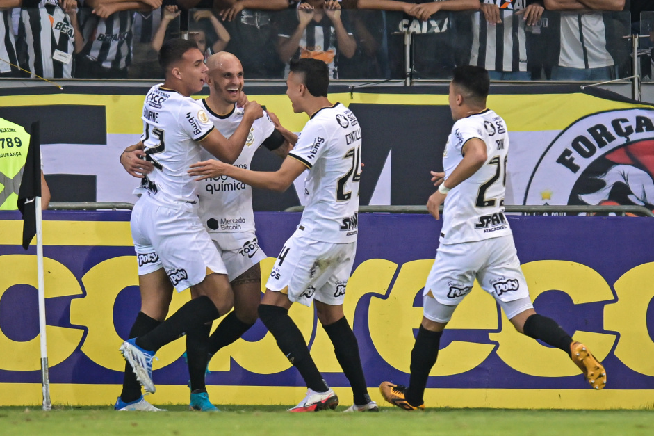 Corinthians venceu o Atltico-MG de virada com dois gols de Fbio Santos