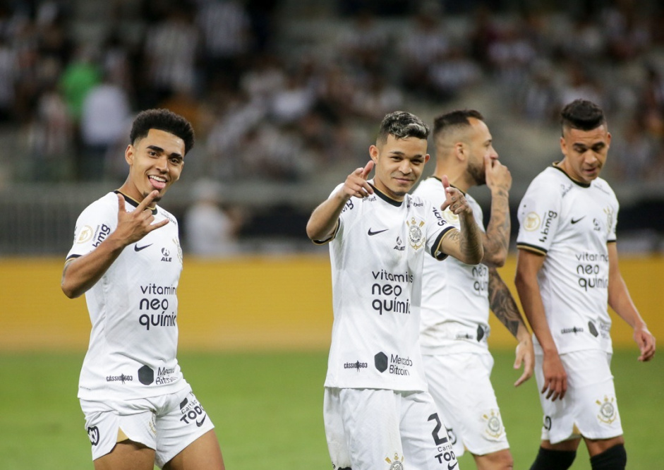 Ao falar sobre Fair Play financeiro, Mauro Cezar usa Corinthians como exemplo negativo