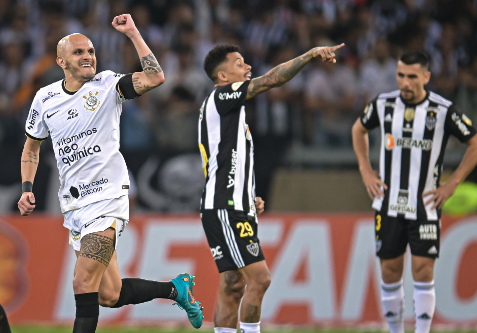 Fbio Santos garantiu a vitria do Corinthians por 2 a 1 contra o Atltico-MG e manteve o Timo na vice-liderana do Brasileiro