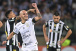 Corinthians consegue a virada nos minutos finais contra o Atltico-MG com dois de Fbio Santos