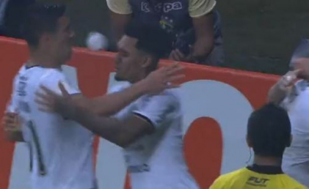 Torcedores no Mineir�o jogaram garrafa em dire��o aos jogadores do Corinthians; objeto atingiu zagueiro Balbuena