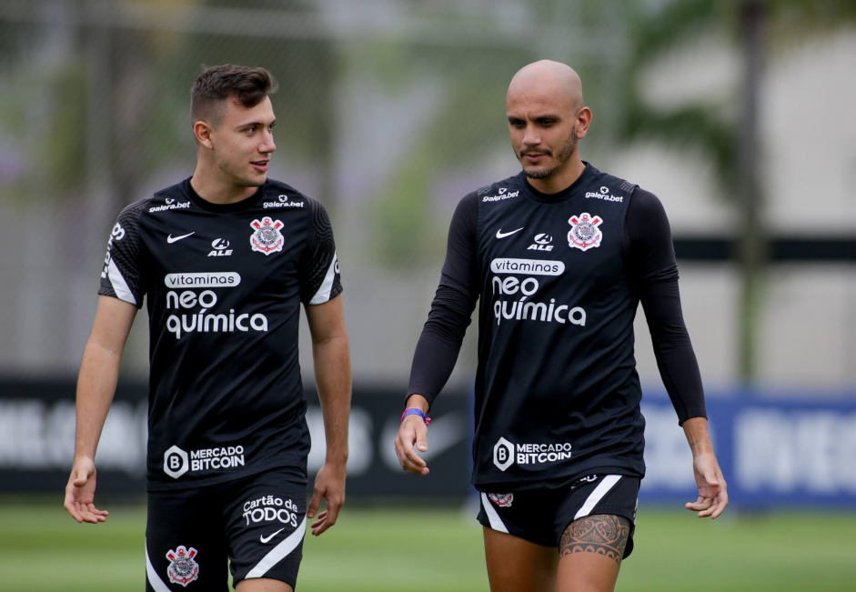Lucas Piton foi elogiado por Fbio Santos por crescimento no Corinthians
