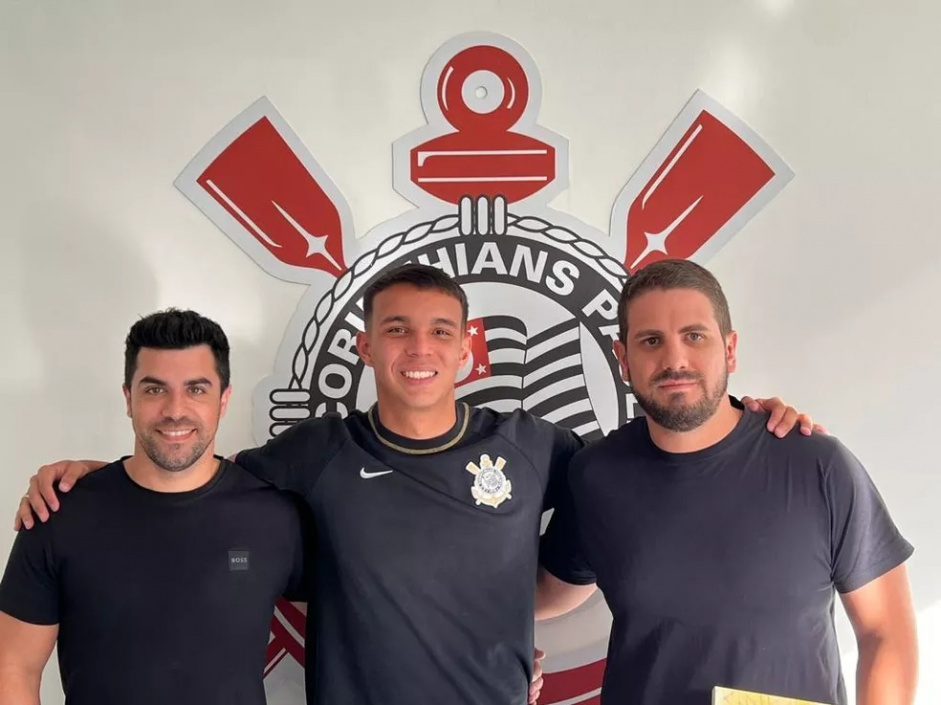 Giovane assinou contrato definitivo com o Corinthians