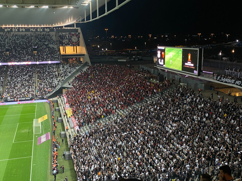 Cadeiras do setor visitante da Neo Qumica Arena ficaram quebradas aps partida entre Corinthians e Flamengo