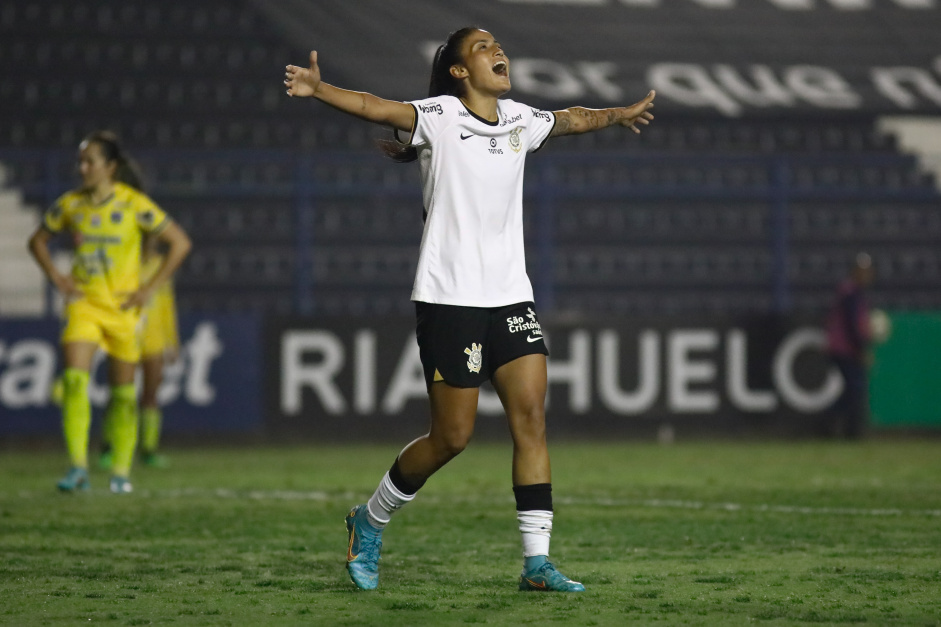 Jaqueline marcou dois gols na vitria do Corinthians por 4 a 0 contra o ESMAC