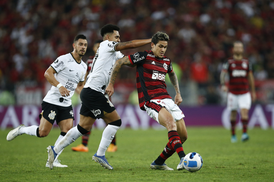 Episdio de influenciador no gramado com colete de imprensa aconteceu em jogo entre Corinthians e Flamengo no Maracan