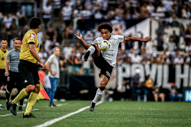 Willian negou má relação com Vítor Pereira e analisou sua segunda passagem pelo clube