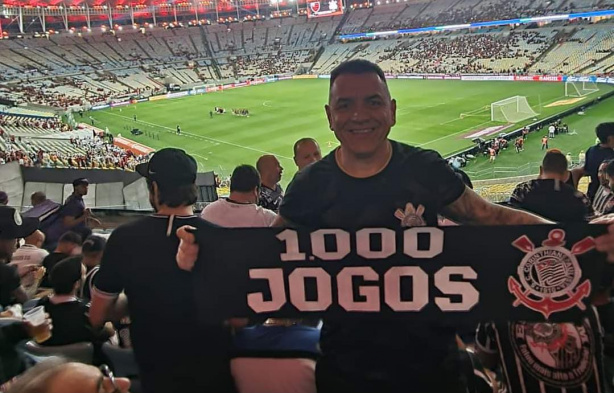 Zé do Carmo em seu milésimo jogo na arquibancada