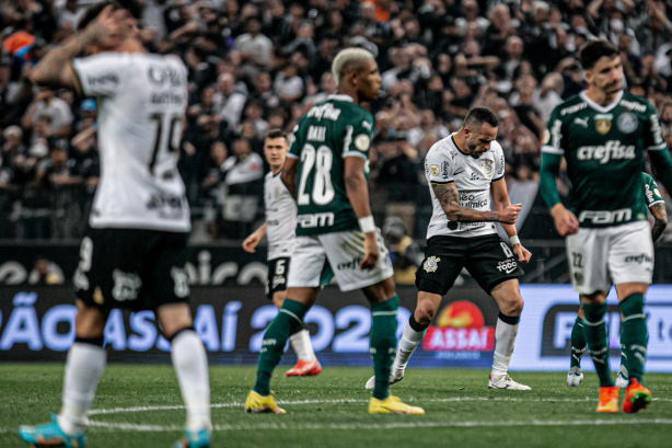 Renato Augusto muito irritado com um dos seus chutes errados diante do Palmeiras