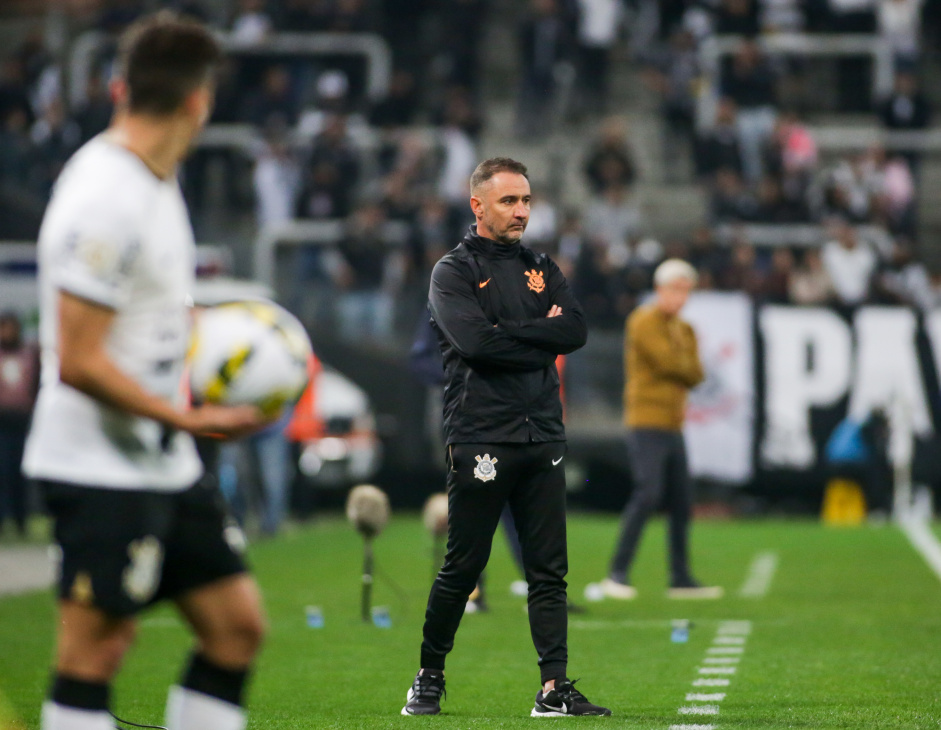 Vtor Pereira esteve  frente do Corinthians em nove dos dez clssicos de 2022; treinador portugus venceu apenas um deles