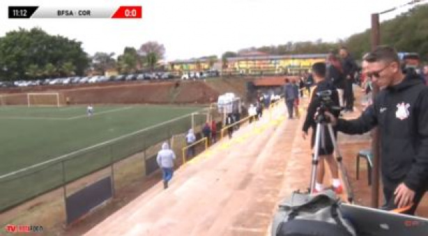 Momento em que torcedores fugiram de emboscada feita em jogo da base do Corinthians
