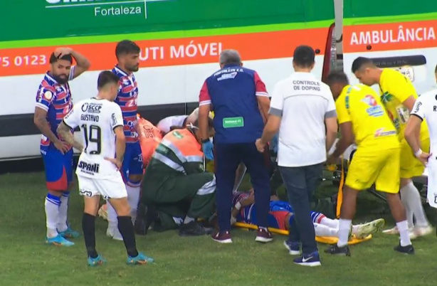 Momento em que Ceballos caiu desacordado em campo e a ambul�ncia aparece para lev�-lo ao hospital