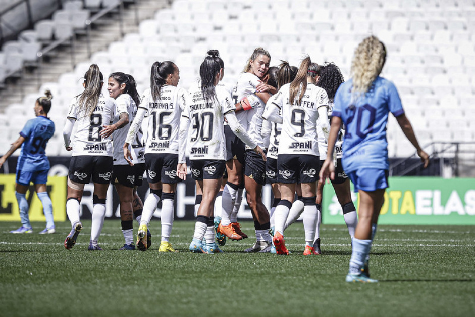 Tamires marcou o gol diante do Real Braslia para confirmar a vaga do Corinthians  semifinal do Brasileiro Feminino