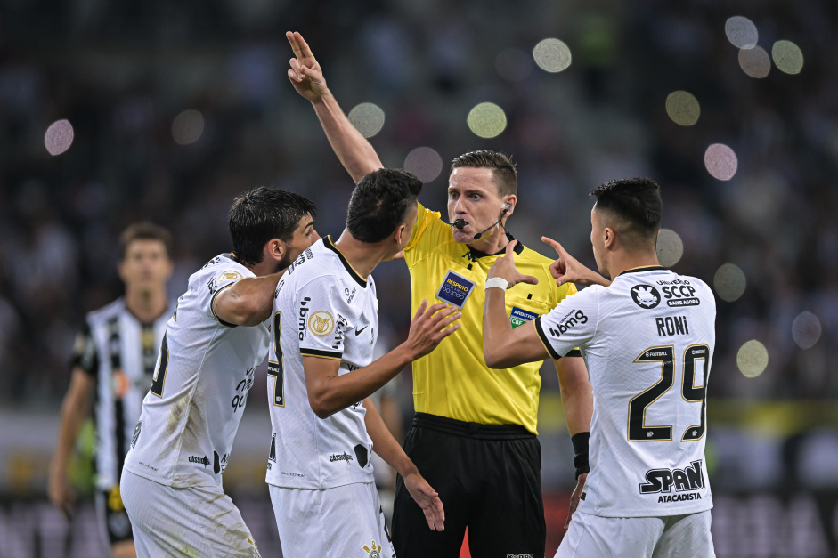 Árbitro de Portuguesa x Corinthians esteve envolvido em polêmica nesta temporada   