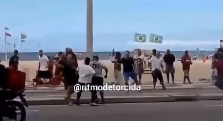 Torcedores de Corinthians e Fluminense se enfrentaram na orla da praia de Copacabana antes de partida pela Copa do Brasil
